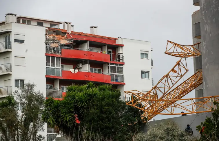 Prédio danificado por queda de grua